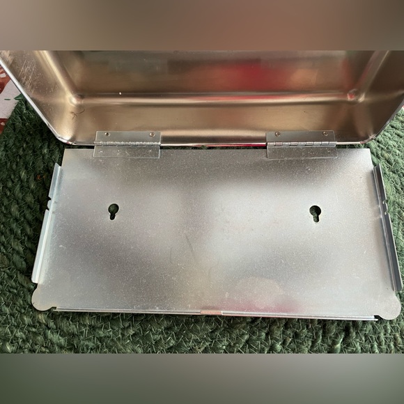 EUC METAL WALL MOUNT TISSUE BOX
MEDICAL GRADE EX-CELL METAL PRODUCTS INC. - Picture 4 of 6